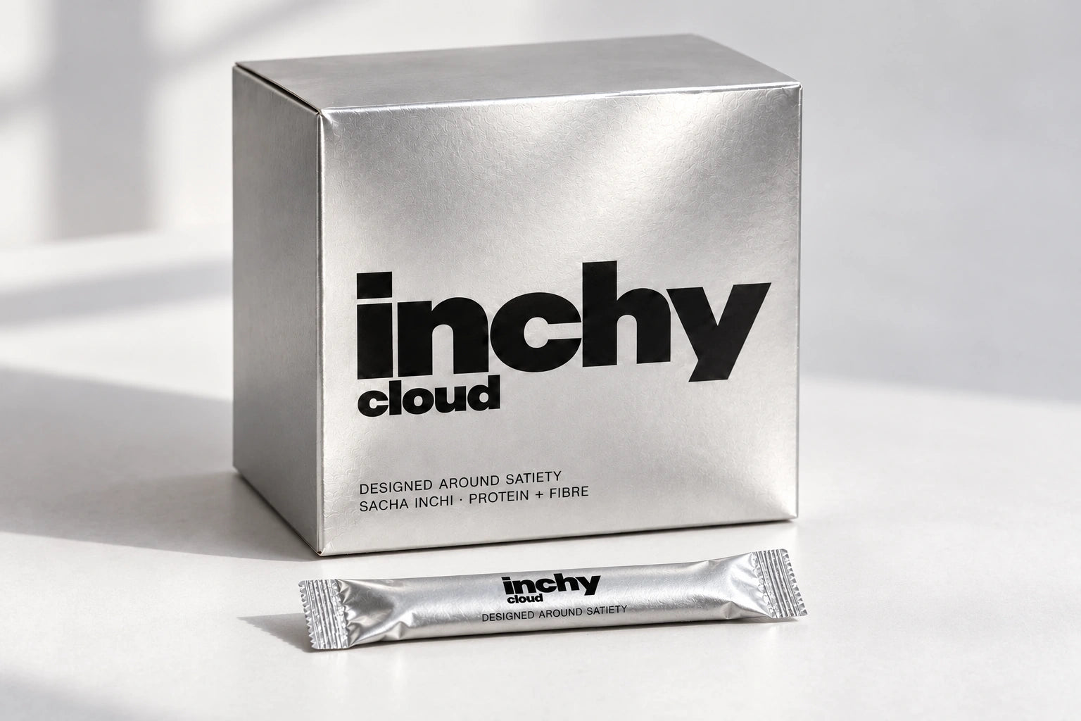 INCHY Cloud silver box with one slim 10 g sachet lying in front